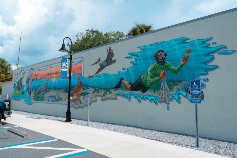 A mural showcasing the best things to do in Crystal River found in the downtown area close to the water tower. 