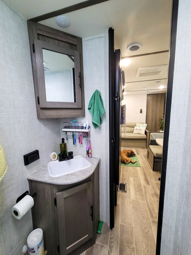 Gulf Stream Camper Trailer 26BHG Tour Bathroom