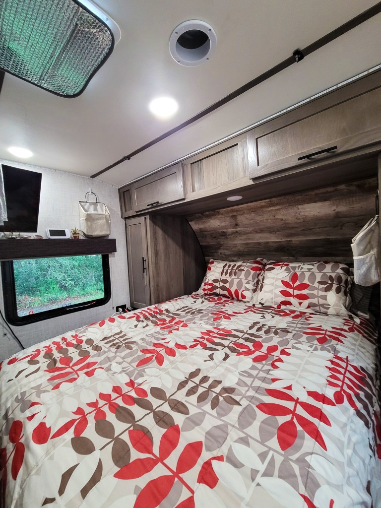  Gulf Stream Camper Trailer 26BHG Tour Master Bedroom